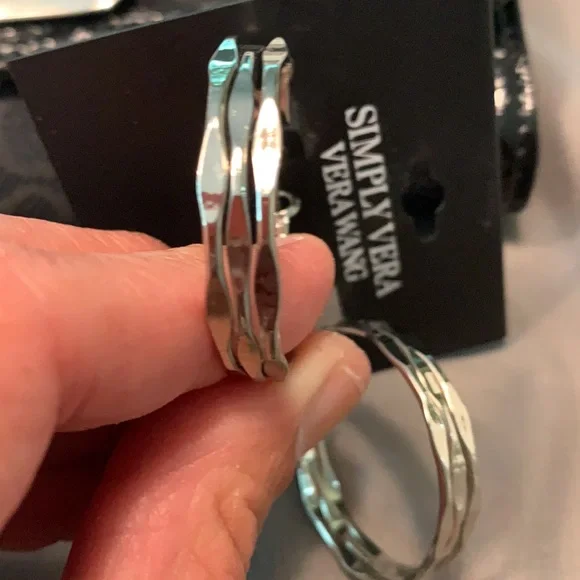 Brand new simply vera vera Wang earrings - Picture 7 of 8